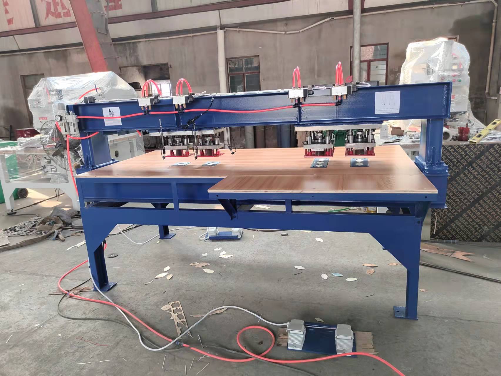 人工，左边挖洞 右边打片可以做到一台机器上.jpg