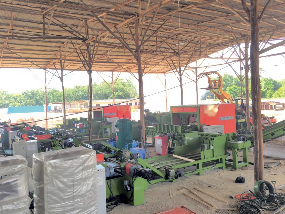 4 X 4ft Spindle Less Veneer Peeling Line in Indonesia 